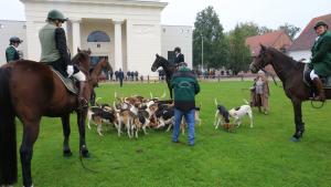 Die „Mecklenburger Meute“ hat sich vor dem Portal des Redefiner Landgestütes eingefunden.