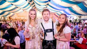 Oktoberfest im Rostocker Stadthafen: in einem eigens errichteten Festzelt ließen es sich die Freunde bayrischer Lebensart so richtig gut gehen. In der Lederhosen oder Dirndl gewandet wurde gebechert, zünftig diniert und ausgiebig zu Live-Musik getanzt.Landwirtschaftsminister Till Backhaus erwähnte beim Faßbieranstich die vielen in der Hochwasserschutz investierten Millionen und versprach, daß niemand nassen Fußes den heimweg würde antreten müssen (am Abend war Sturmflut).Foto: Georg Scharnweber