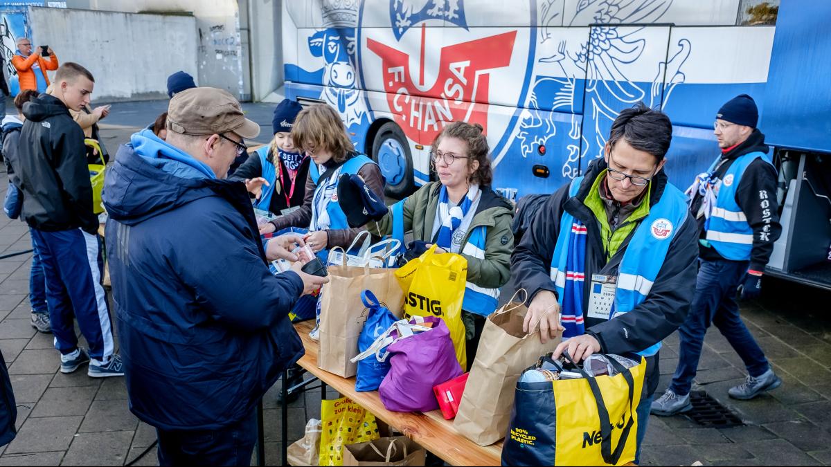 Fans von Hansa Rostock spenden Lebensmittel für die Tafeln in MV – SVZ