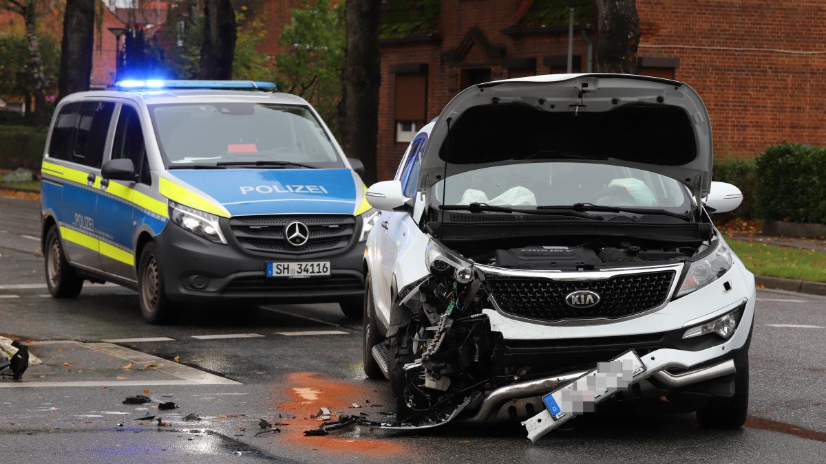 Unfall in Bad Bramstedt: Auto fährt in Abschleppwagen | SHZ