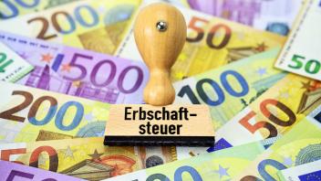 FOTOMONTAGE, Stempel mit Aufschrift Erbschaftsteuer auf Euroscheinen *** PHOTOMONTAGE, stamp with inscription inheritan
