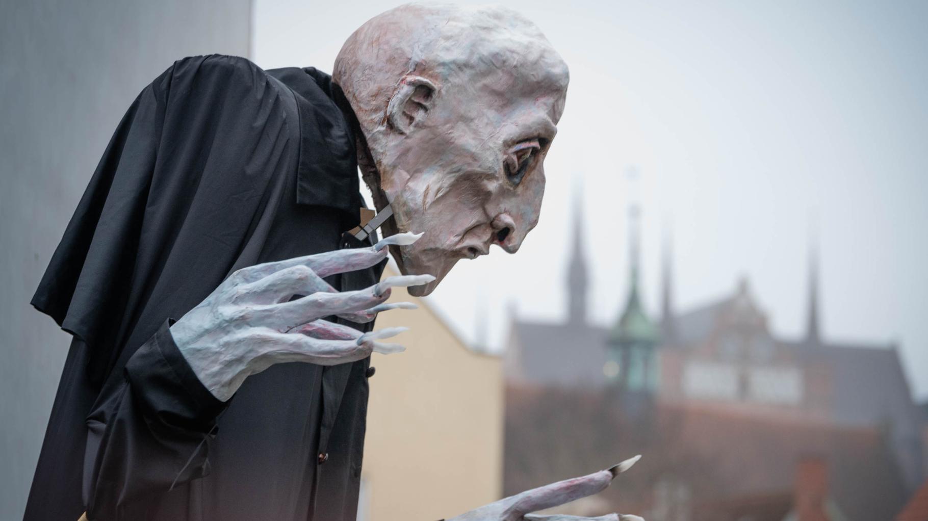 Straßenspektakel um einen Vampir – so verbreitet Nosferatu wohligen Grusel in Wismar