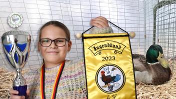 Landeschampion Emely Beckendorf kommt mit ihrem schönsten Erpel nach Crivitz zur Rassegeflügelschau. 