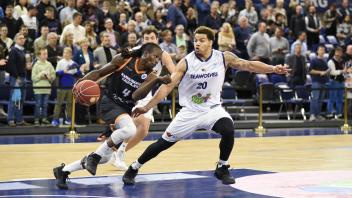 Mit starker Defensive schränkte Matt Bradley ab dem zweiten Viertel die Kreise von Courtney Fortson, dem Spielmacher der Finnen ein.