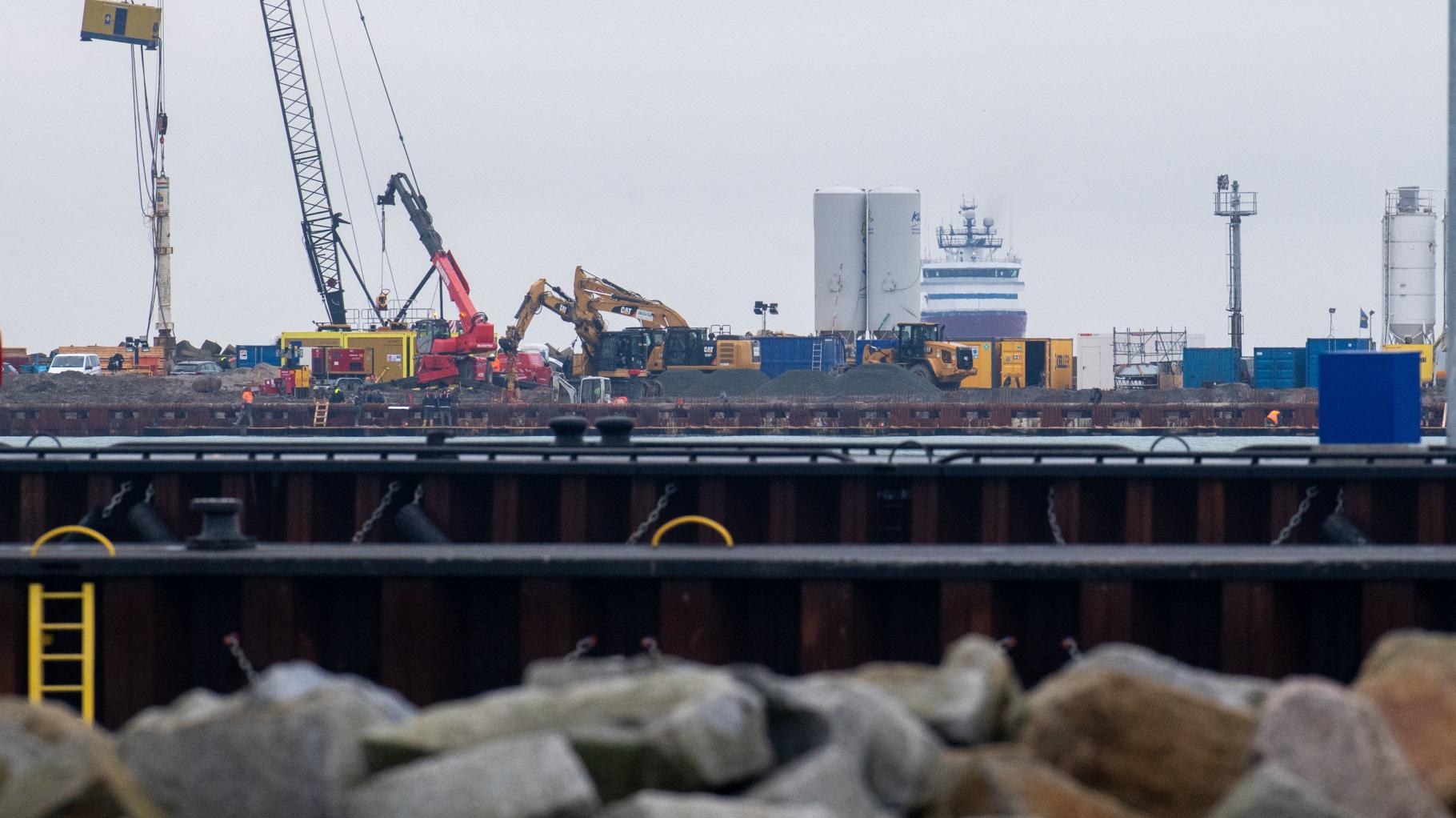 Pipeline für LNG-Terminal auf Rügen zur Hälfte verlegt