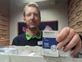 Das Asthma-Medikament Salbutamol ist aktuell schwer zu bekommen – der Eutiner Apotheker Lars Hoffmann von der Voss-Apotheke hat derzeit nur die kleinen Packungen im Lager.