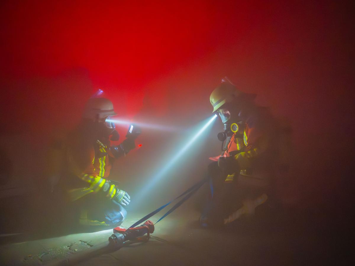 So rettet die Feuerwehr Menschen aus brennenden Gebäuden