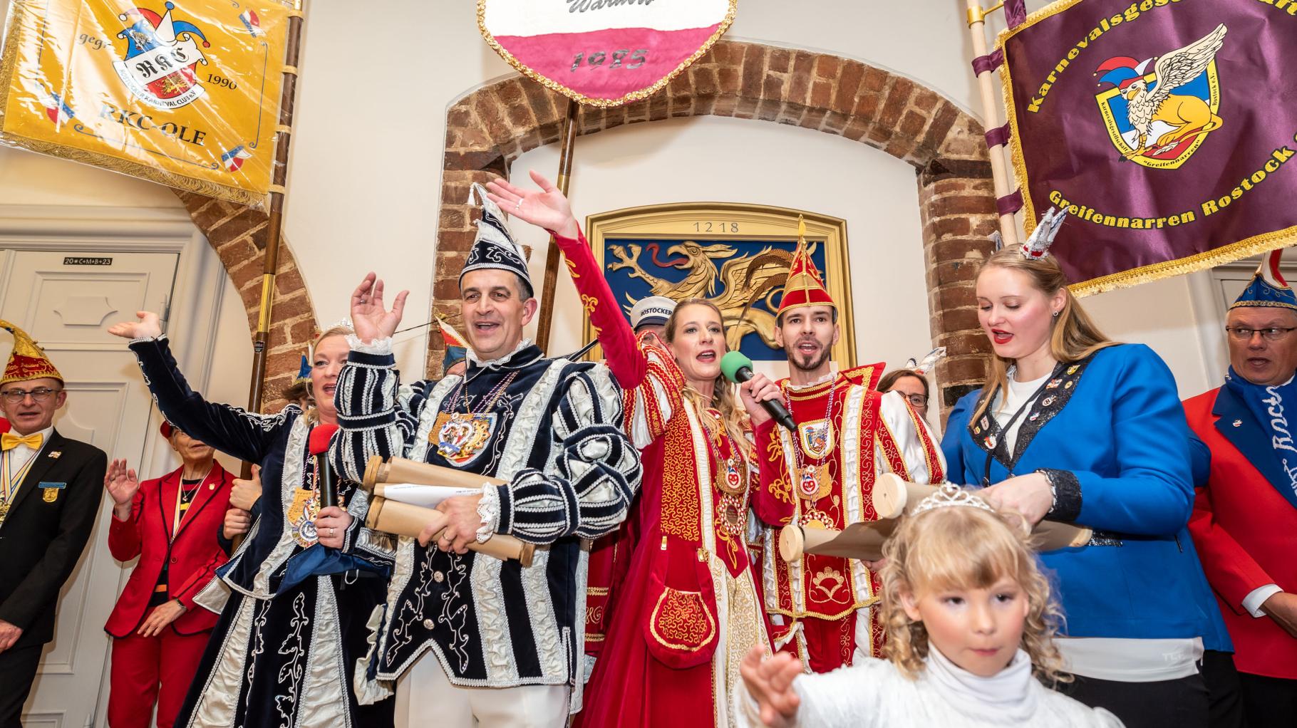Rostocker Narren stürmen das Rathaus