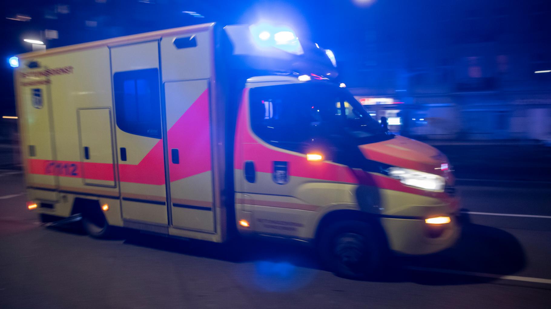 Auto erfasst Fußgängergruppe – zwei Verletzte