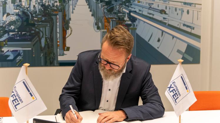 Minister Claus Ruhe Madsen besucht European XFEL in Schenefeld | SHZ