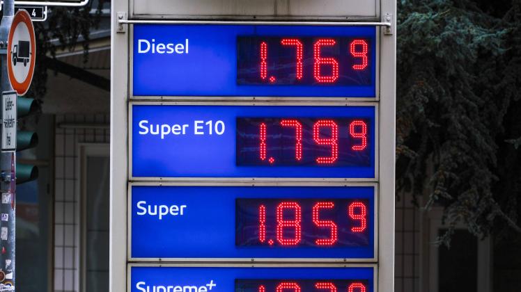 Düsseldorf 10.11.2023 Esso Tankstelle Benzinpreis Benzin Treibstoff Preiserhöhung Rohöl-Knappheit Diesel Zapfsäule Zapfh