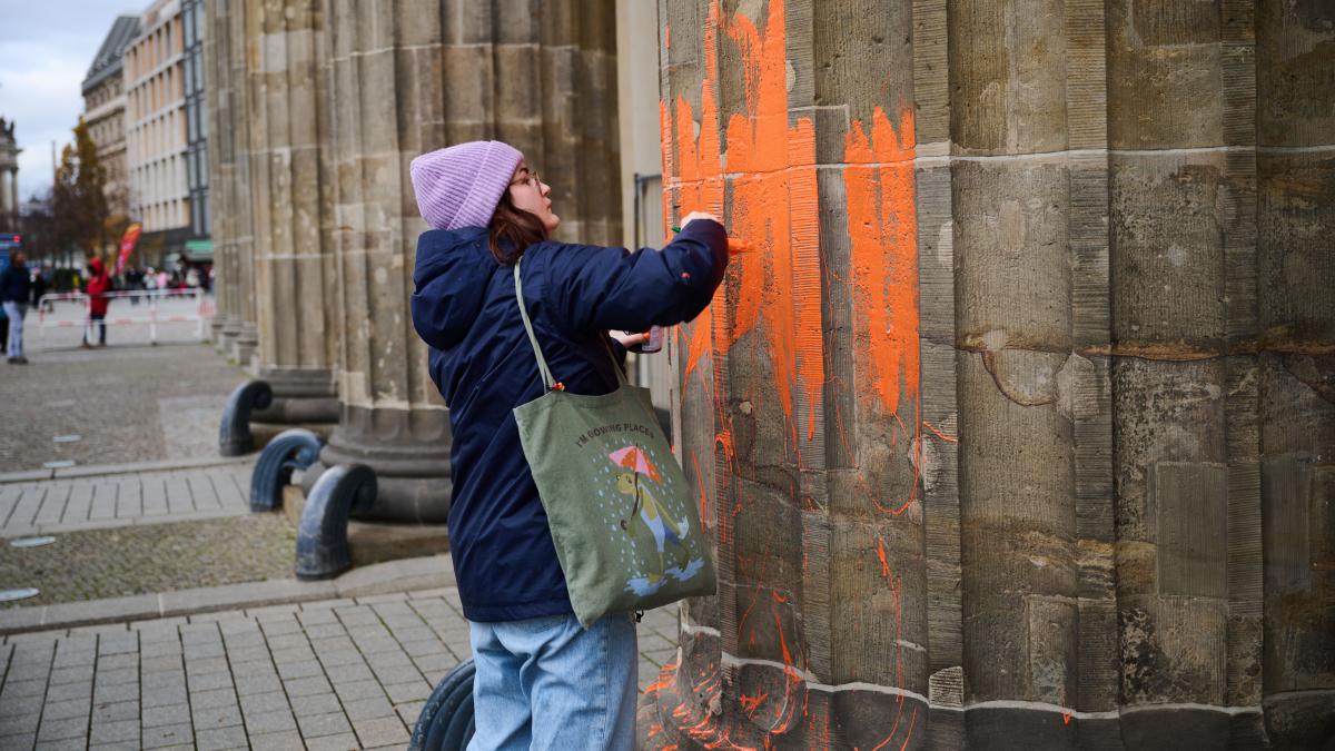 Letzte Generation Beschmiert Brandenburger Tor Mit Oranger Farbe | SHZ