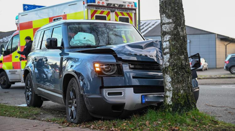 Flensburg: Fahrer kracht mit seinem Auto gegen einen Baum