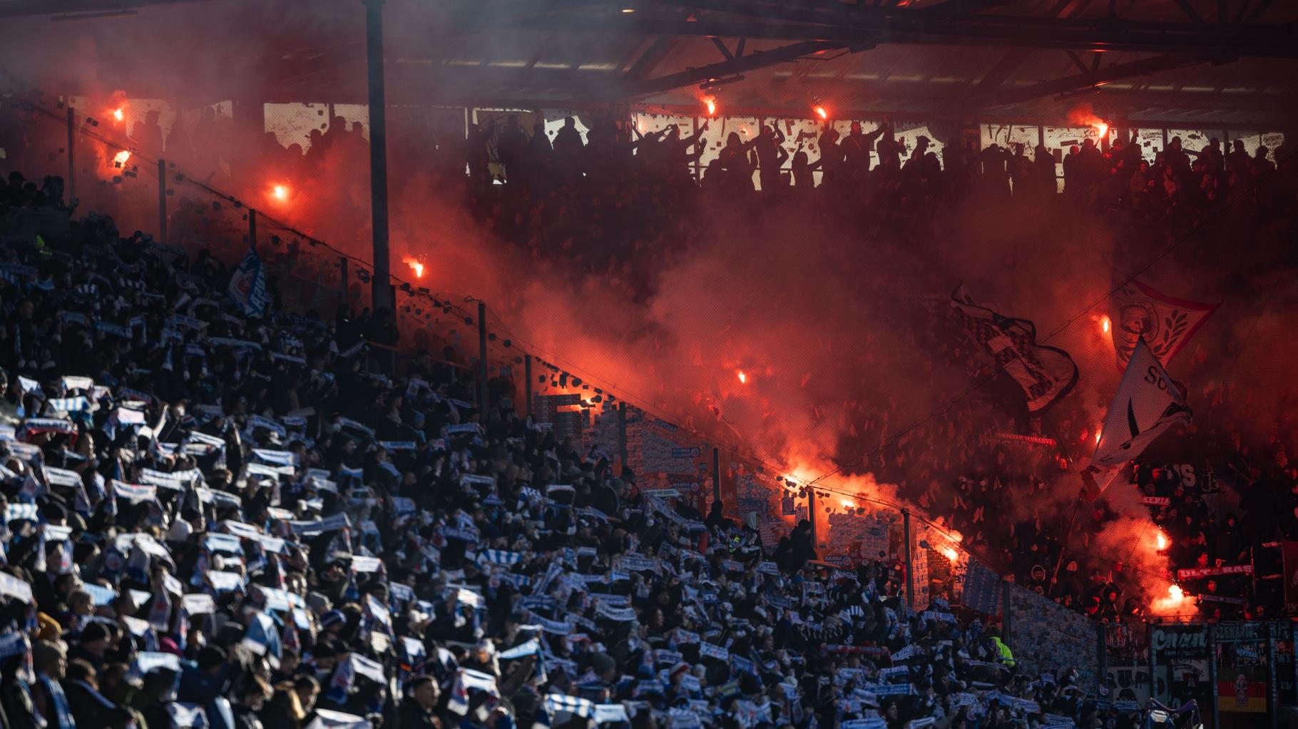 Pyro, Steinwürfe und Anfeindungen beim Risikospiel des Hansa Rostock gegen St. Pauli