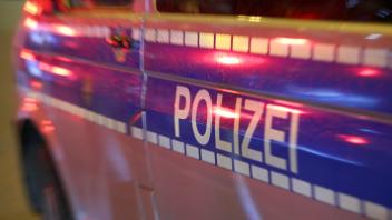 30.12.2022, Düsseldorf, Ein Einsatzwagen der Polizei fährt auf einem Einsatz durch eine düsseldorfer Straße. Die Polizei