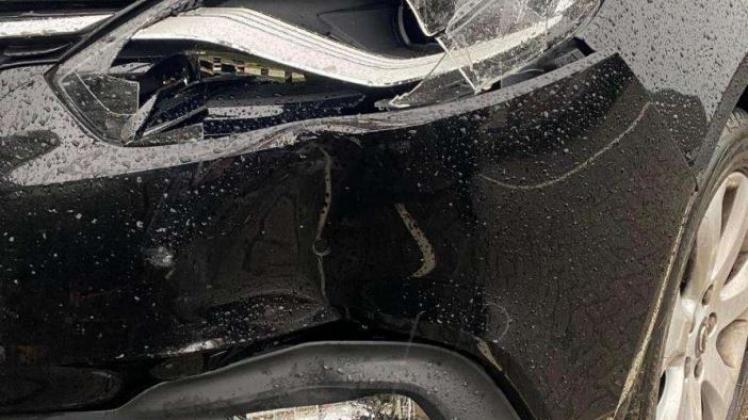 Großer Blechschaden: Unfallflucht auf Parkplatz in Pinneberg | SHZ
