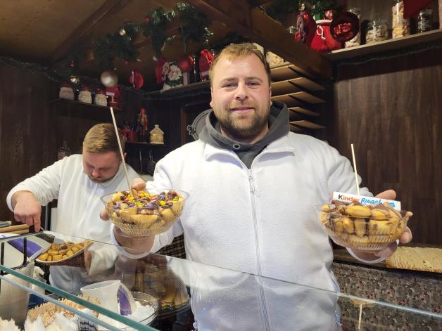 Mit Kunsteisbahn: Weihnachtsmarkt in Neumünster eröffnet