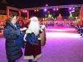 Weihnachtsmarkt in Rendsburg: Bürgermeisterin Janet Sönnichsen mit dem Weihnachtsmann auf der Eisbahn