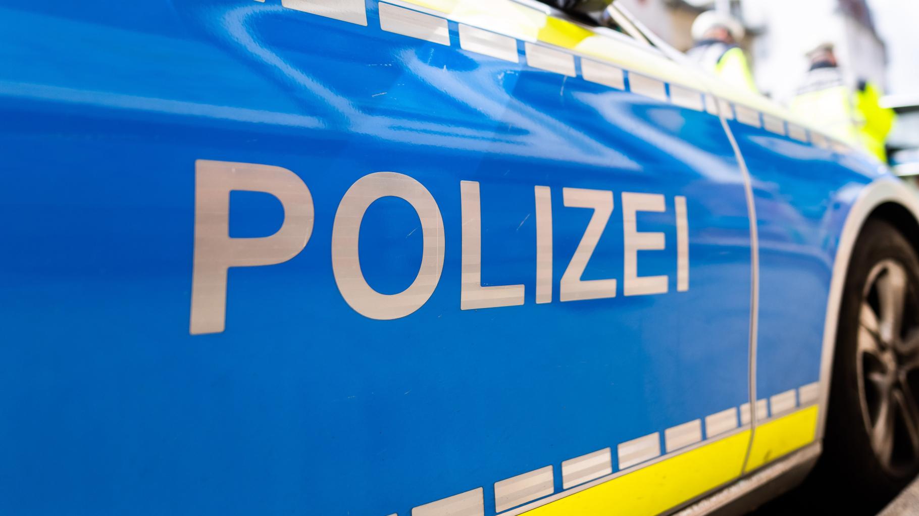 Mann versenkt Rucksack vor den Augen der Polizei in der Hase