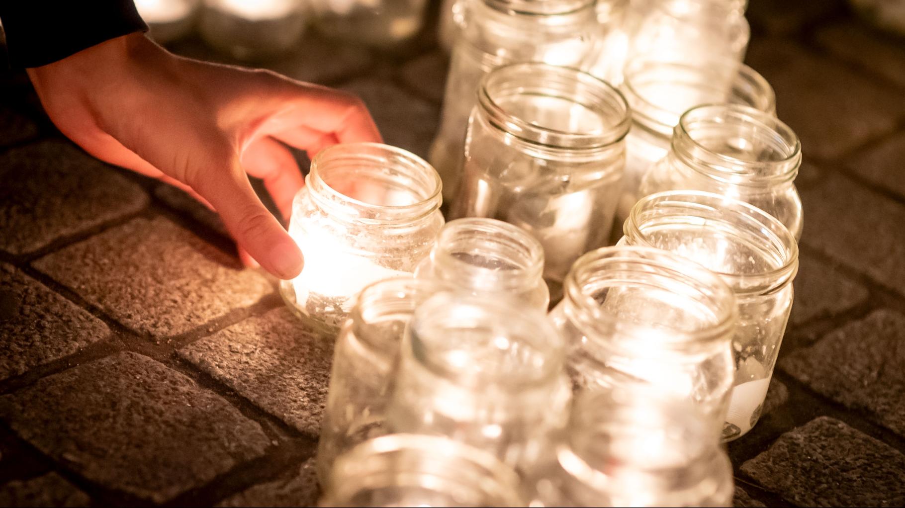 Rostocker entzünden Lichter gegen Gewalt an Frauen