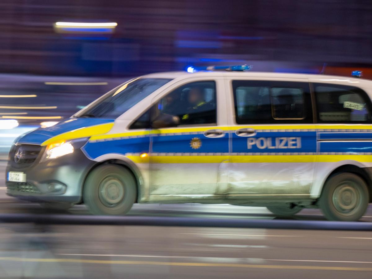 Schwerin: Mann bedroht Frau offenbar mit Messer und will ihr Auto