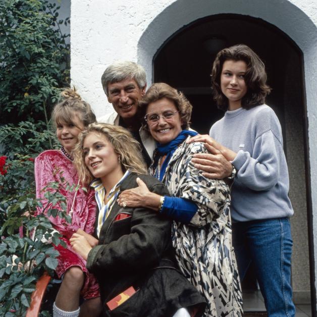 ARD-Klassiker „Die glückliche Familie“: Die junge Maria Furtwängler mit ihren Serienkollegen Susanna Wellenbrink, Siegfried Rauch, Maria Schell und Julia Heinemann.