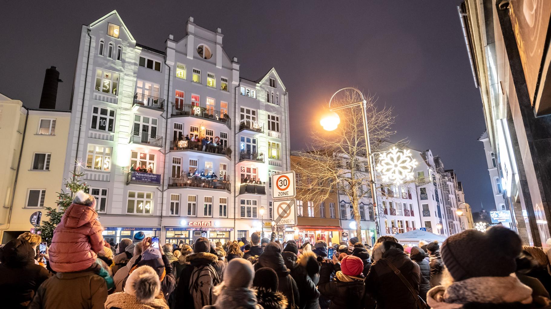 Erster Adventsbalkon 2023: Zahlreiche Rostocker singen gemeinsam in der KTV