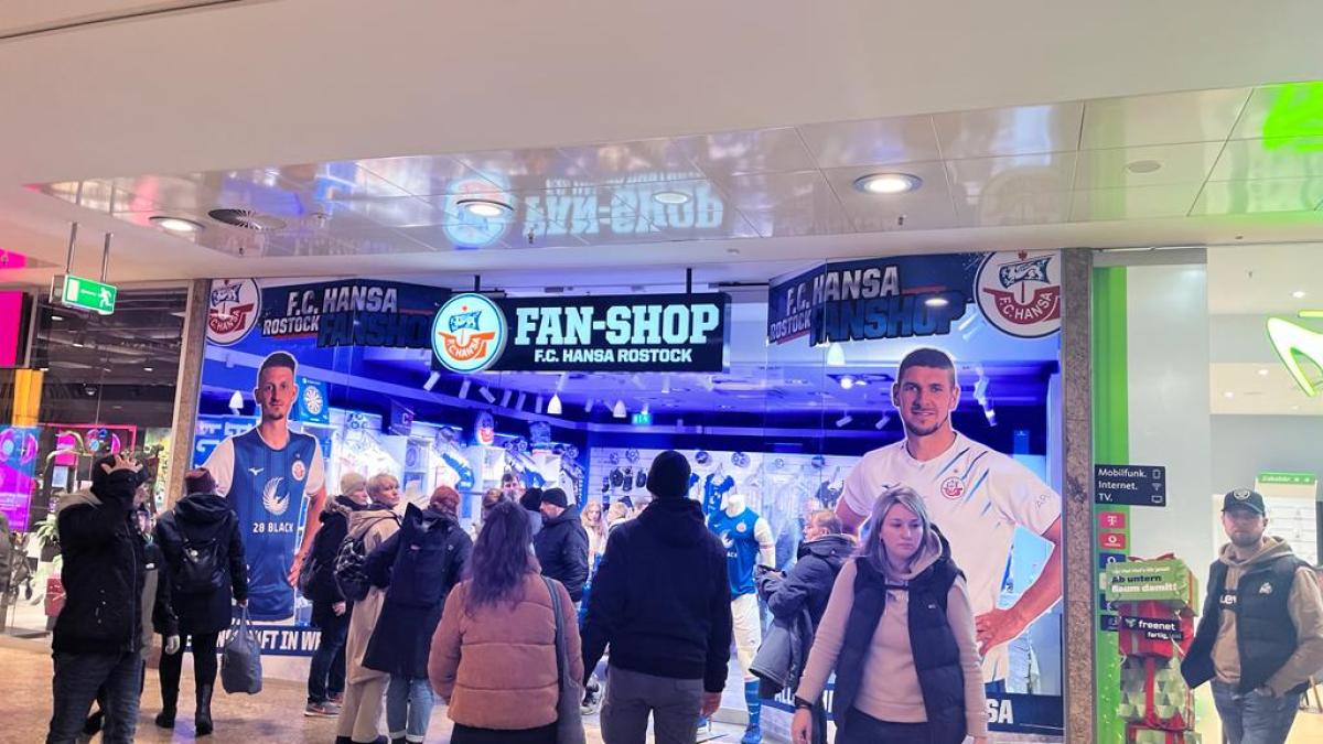 Autogrammstunde in Schwerin: Hansa-Fanshop feiert Eröffnung mit Spielerbesuch | SVZ
