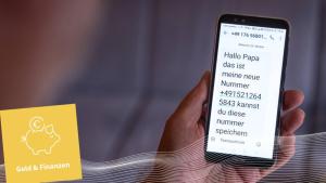 Ein alter Mann hat eine SMS auf sein Smartphone bekommen mit Text Hallo Papa das ist meine neue Nummer Ekeltrick und Telefonbetrug