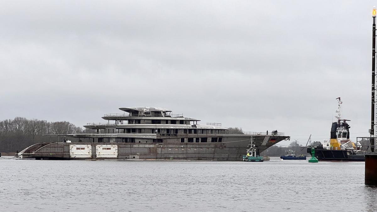 Werft Lürssen-Kröger: Yacht JASSJ erstmals auf Nord-Ostsee-Kanal