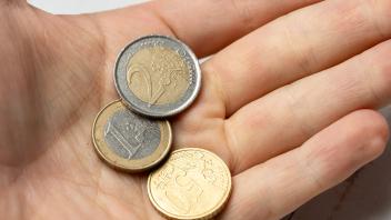 2 November 2023: Euro Bargeld Münzen in der Hand von einem Mann *** Euro cash coins in the hand of a man
