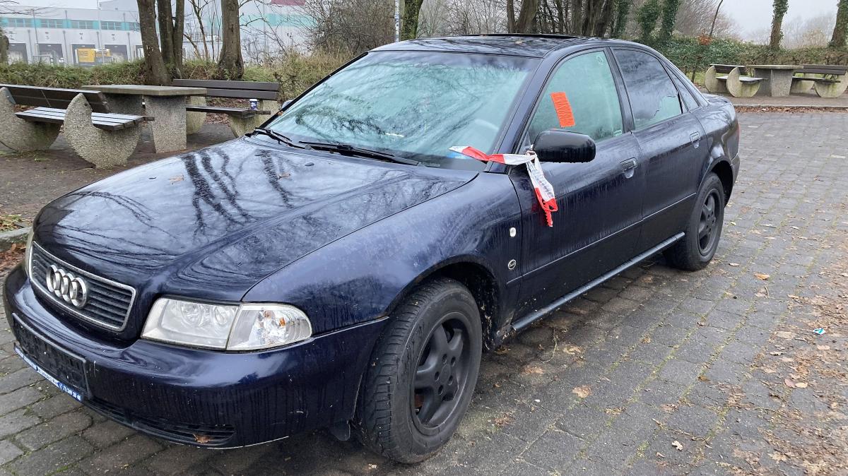 Parkplatz B203/A7 Amt lässt Auto ohne Kennzeichen abschleppen