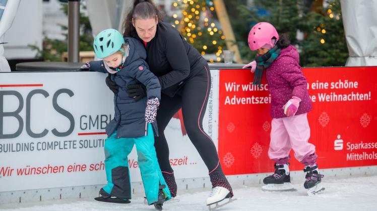 Schnee wegschieben - so heißt diese Übung, die Trainerin Alexandra Loges Emma Petersen (l.) und Paromita Hossain beim Schlittschuhkurs auf der Eisbahn in Rendsburg zeigt.