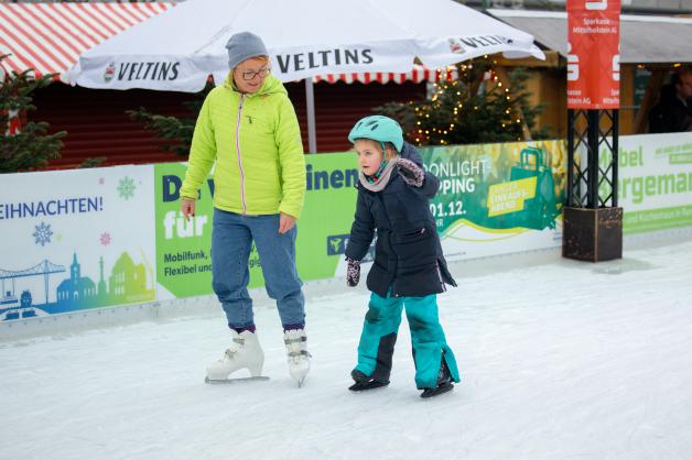 Susanne Gehrke stand zum letzten Mal auf dem Eis, als die Obereider zugefroren war. Für ihre Enkelin Emma Petersen ist es hingegen eine Premiere.