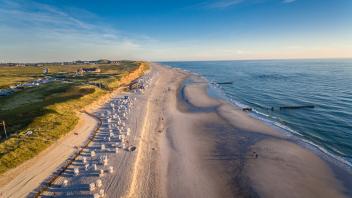 ADVERTORIAL_Tourismus-Service Kampen-Finn-Karstens-Luftaufnahmen-rotes-Kliff-Strand.jpg