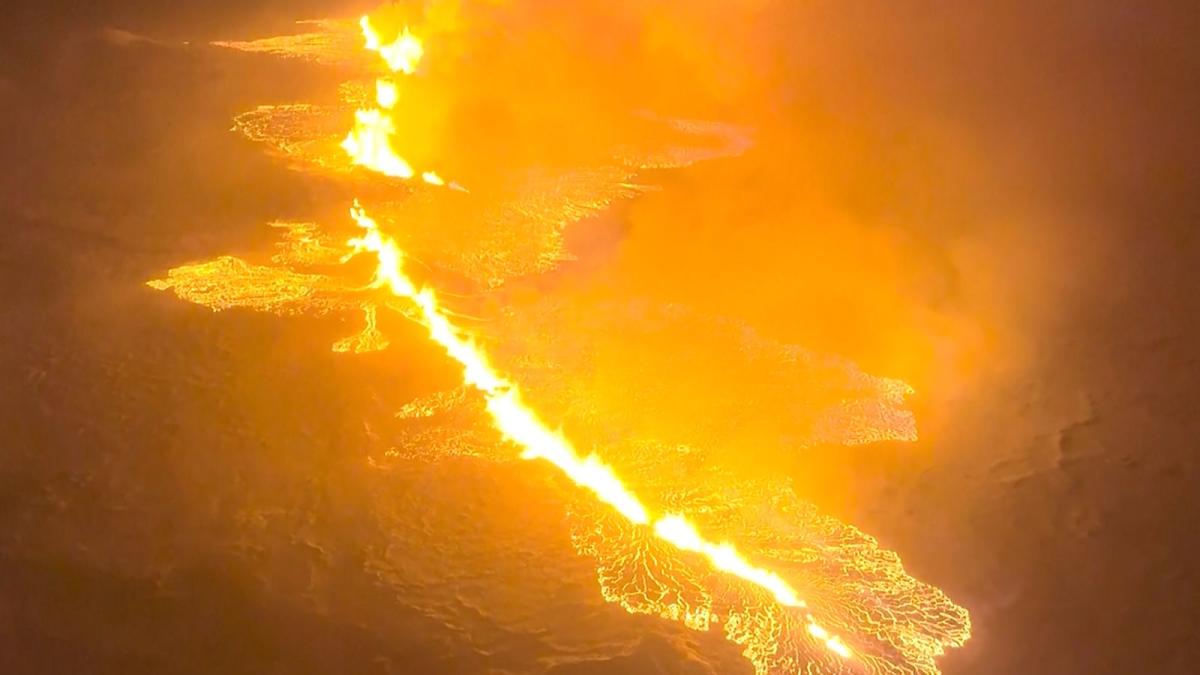 Lava fissure: Volcanic eruption on Iceland after series of earthquakes