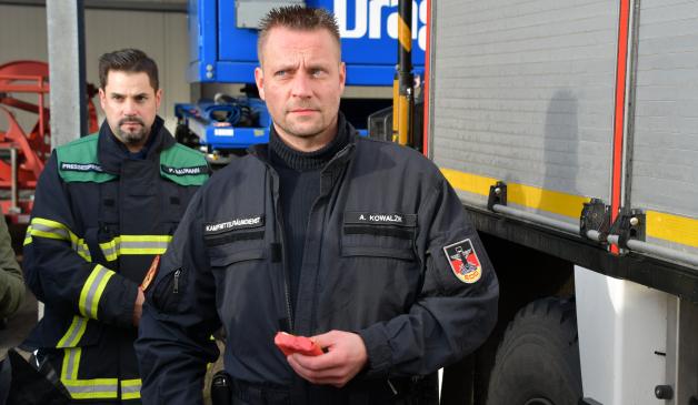 Feuerwehrsprecher Philipp Baumann (links) und André Kowalzik vom Kampfmittelräumdienst erklären, wo die Grenzen in Sachen legales Feuerwerk liegen.