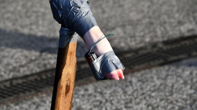 Die Hamburger Feuerwehr hat die Dummyhand mit einem Böller mit 30 Gramm Sprengstoff präpariert.