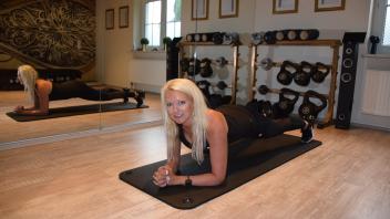Wer den Vorsatz gefasst hat, im Jahr 2024 mehr Sport zu treiben, sollte mit kleinen Schritten anfangen, rät die Personal Trainerin Karen  Ohm aus Rendsburg.
