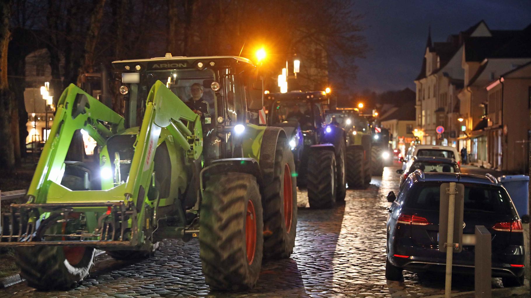 100 Landwirte ziehen mit Traktoren durch Bad Doberan – Verkehr kommt zum Erliegen
