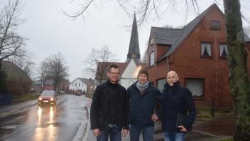 Der Dorfkern mit der Kirche könnte zu den ersten Flächen gehören, die an das zukünftige Wärmenetz angeschlossen werden. Michael Krüger (von links), Sönke Schwager und Michael Rudolph hoffen, dass der Ausbau des Netzes schon bald beginnen kann.