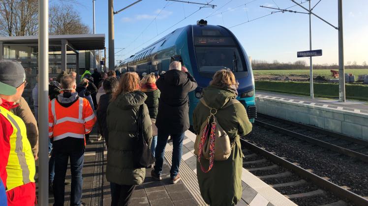 Lübeck: So lief die Eröffnung des neuen Bahnhaltepunkts Moisling | SHZ