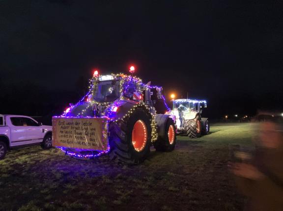 Leuchtende Traktoren fahren wieder durch Lübtheen