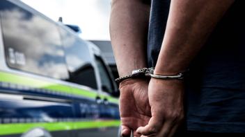 Bamberg, Deutschland 08. August 2021: Eine Person bei einer Festnahme durch die Polizei, es wurden die Handschellen ange