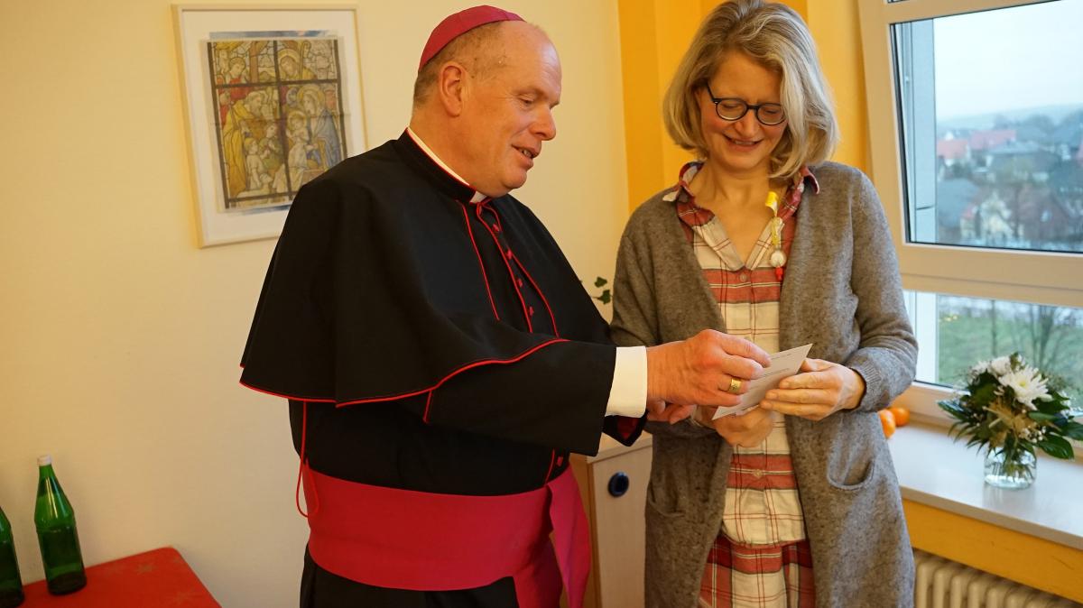 Weihbischof Wübbe besucht Patienten im Krankenhaus Ostercappeln