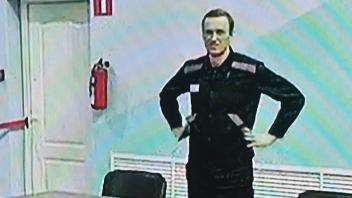 Russia Navalny New Case Trial 8491189 04.08.2023 Russian opposition figure Alexei Navalny appears on a screen via video 