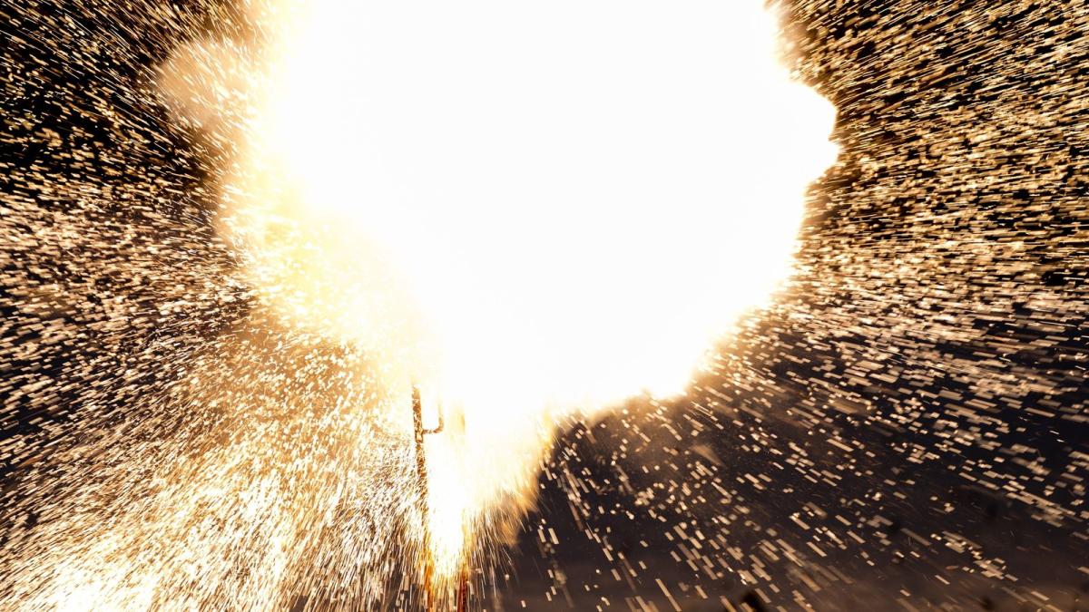 Wreesmann präsentiert Feuerwerk auf Parkplatz in Ostrhauderfehn