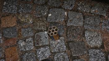 Einige Böller schafften es gerade einmal auf die andere Straßenseite.