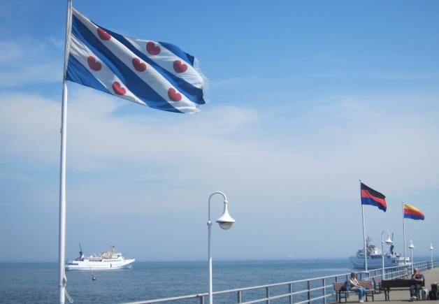 Die Flaggen aus West-, Ost- und Nordfriesland (v. l.) wehen auf Helgoland. Friesen aus allen drei Regionen treffen sich dort regelmäßig zu Kulturfesten.