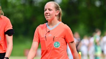 Jasmin Matysiak von Fortuna Bösdorf winkt als Schiedsrichter-Assistentin ab Januar 2024 bei den großen FIFA-Turnieren.